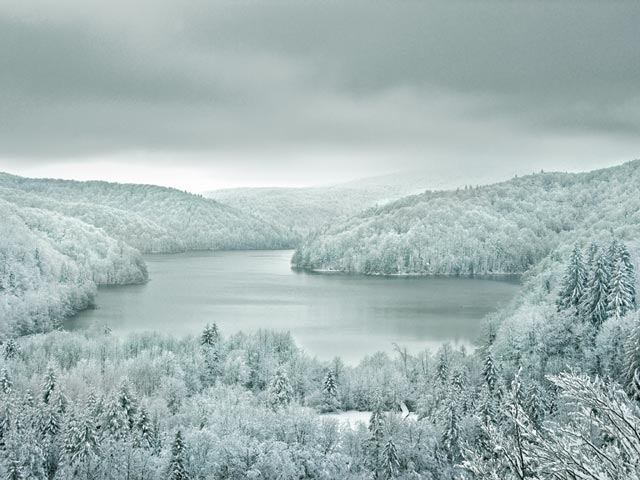 Живописный вид на Плитвицкие озера в Хорватии зимой. Фото: Tzplitvice.hr